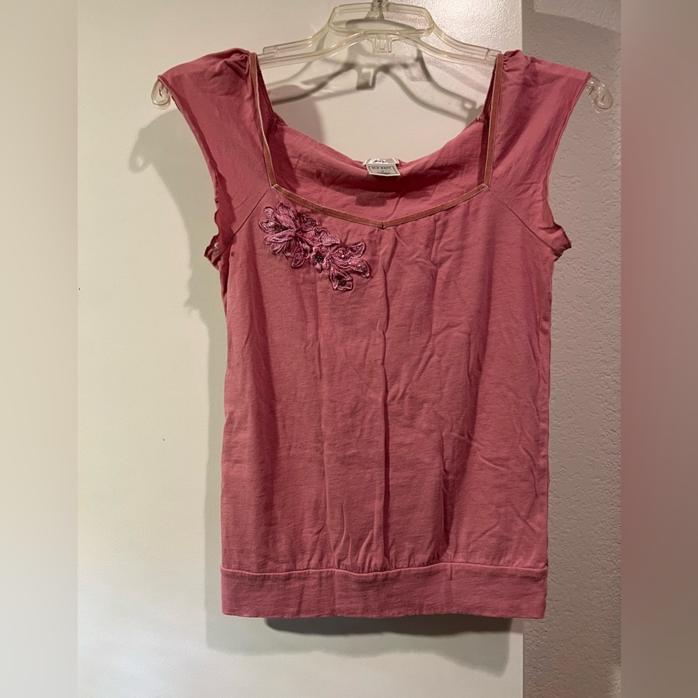 Old Navy - pink T-shirt - size small - nice appliqué detail